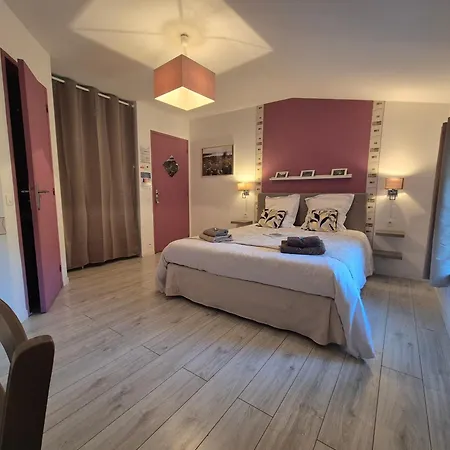 D'hote Le Clos D'audio A Bed and Breakfast Riols